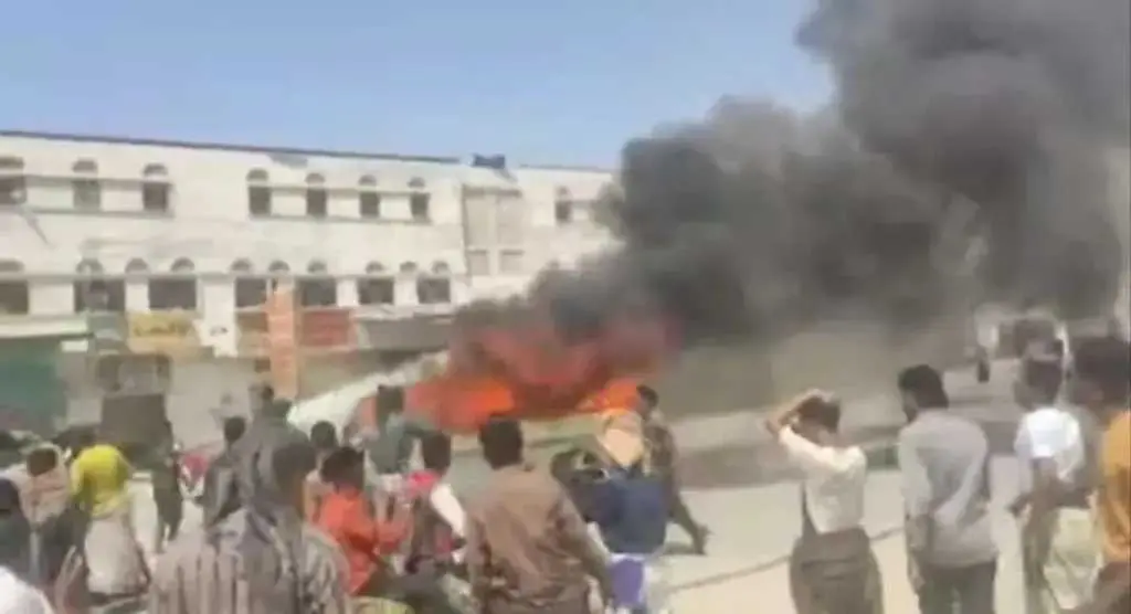 حريق مفاجئ يبتلع حافلة داخل سوق شبوة.. والدفاع الم...