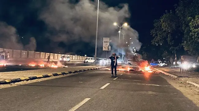 إصابة محتج في عدن مع تصاعد الغضب الشعبي لليوم الثا...