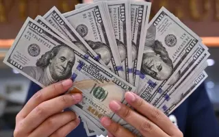 الدولار يحافظ على مكاسبه قرب أعلى مستوى في شهرين