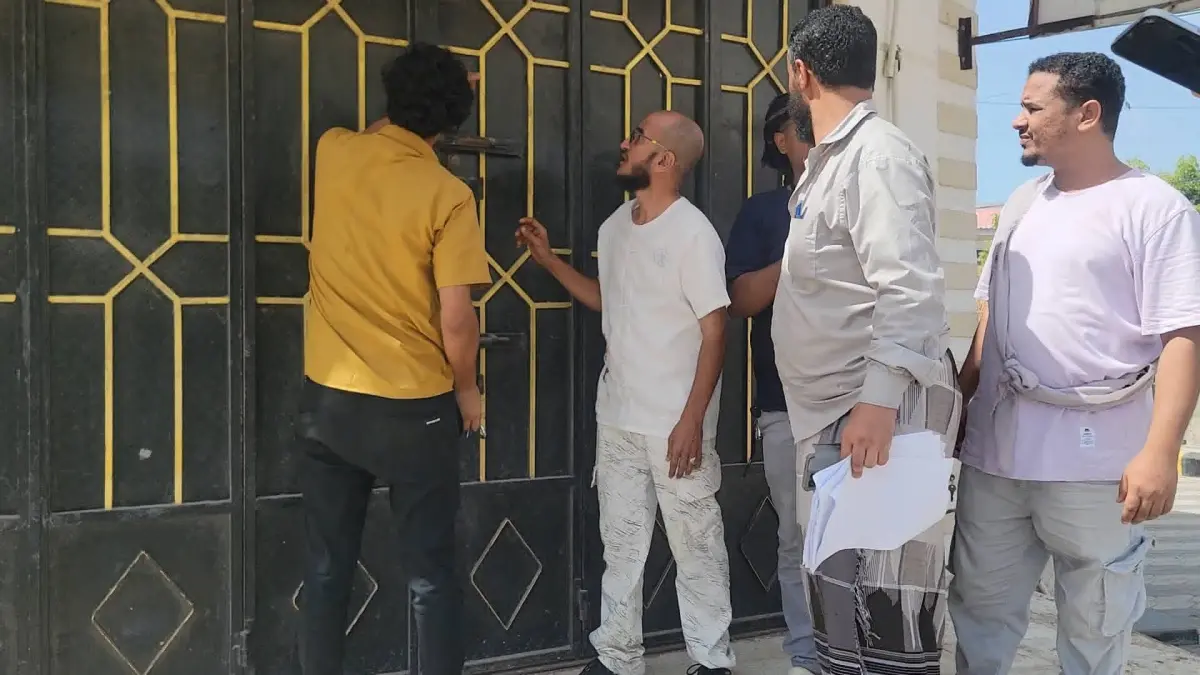 سلطة البريقة تنفذ حملة إغلاق المنشآت التجارية المخ...