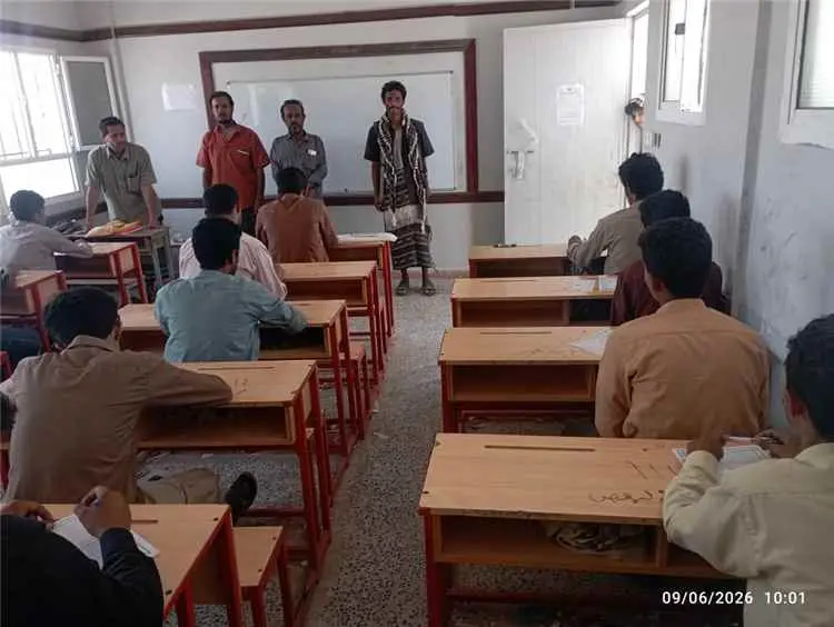 مدير مكتب التربية والتعليم بالمحفد يتفقد الامتحانات في ثانوية لباخة