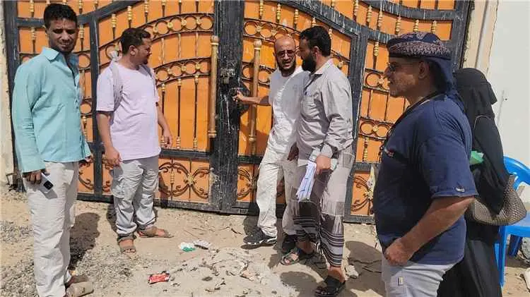 سلطة البريقة تنفذ حملة إغلاق المنشآت التجارية المخالفة وتؤكد على تنمية الموارد المحلية