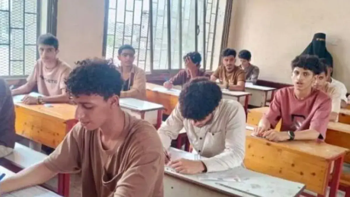 الحر وانقطاع الكهرباء يثقلان كاهل طلاب الثانوية في...