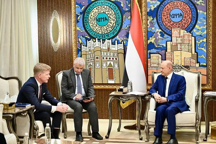 رئيس مجلس القيادة: السلام في اليمن يبدأ بإنهاء مشر...