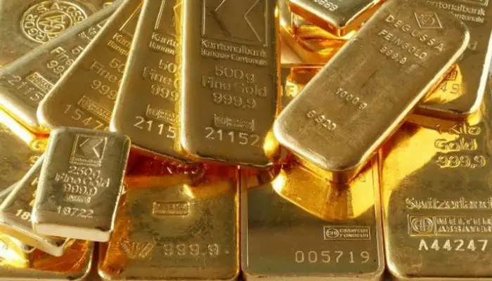 مخاوف الفائدة في أمريكا تهبط بالذهب دون 4300 دولار