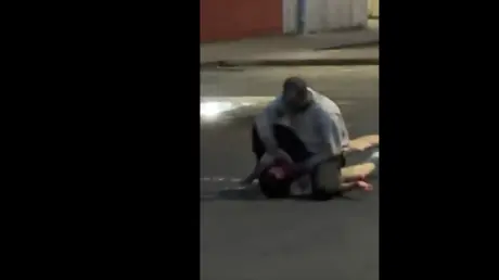 بريطانيا.. مهاجر يحاول قطع رأس رجل في الشارع (فيدي...