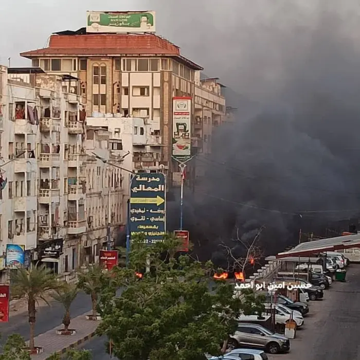 محتجون يقطعون شارع المعلا تنديدًا بانهيار الخدمات الأساسية