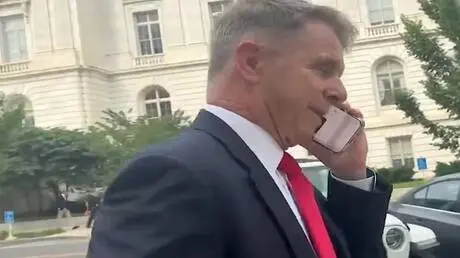 نائب أمريكي يتظاهر بتلقي مكالمة هاتفية للتهرب من س...