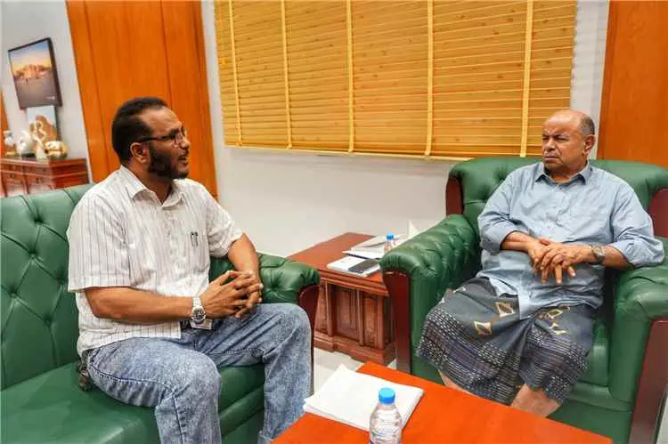 الخنبشي يناقش خطط تطوير مصنع المكلا لتعليب الأسماك...