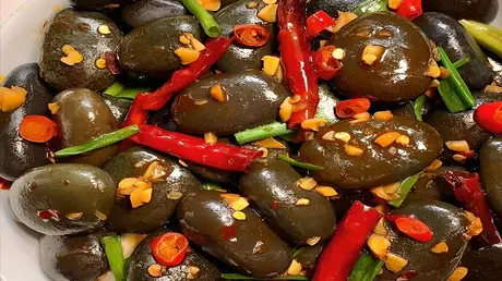 "سودو" الصيني.. طبق الحجارة المقلية يثير الفضول