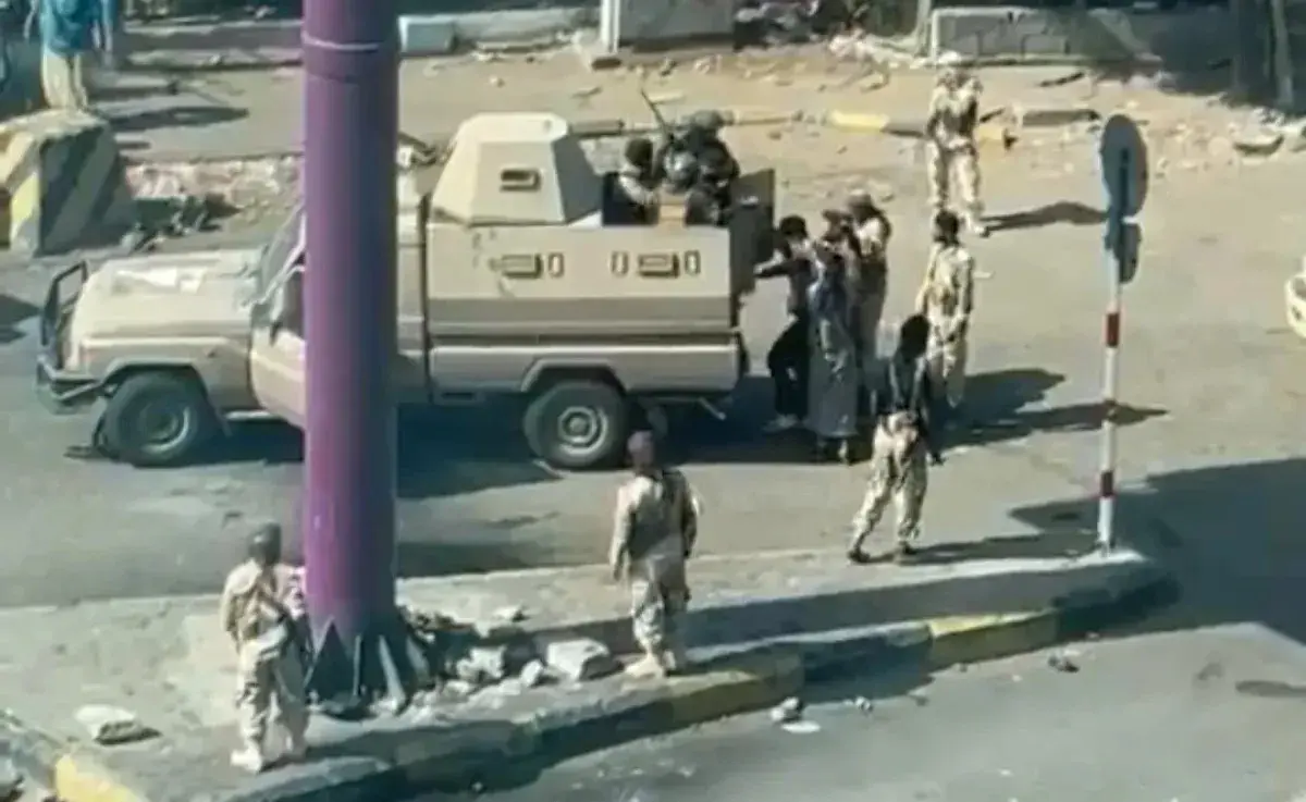 احتجاجات غاضبة في عدن وإغلاق طرق رئيسية إلى كريتر...