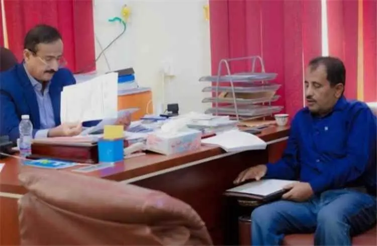 محافظ شبوة يناقش مقترح بتشكيل لجنة لادارة الاحواض...