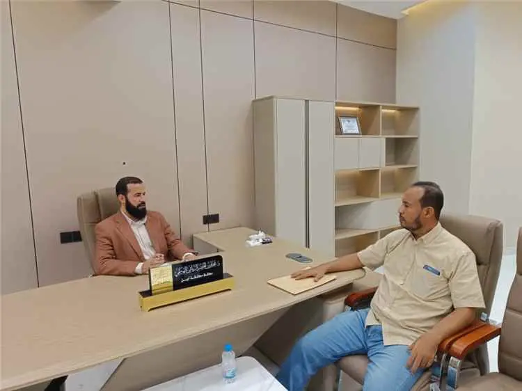 المحافظ الرباش يلتقي مدير الموارد المائية ويؤكد أه...