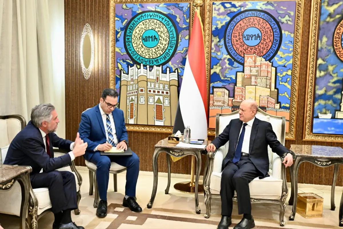 الرئيس العليمي يشترط نزع سلاح المليشيات ويؤكد: تحق...