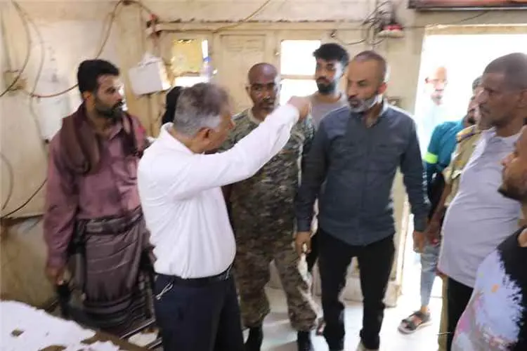 عمال كهرباء عدن.. جهود ميدانية رغم حرارة الشمس