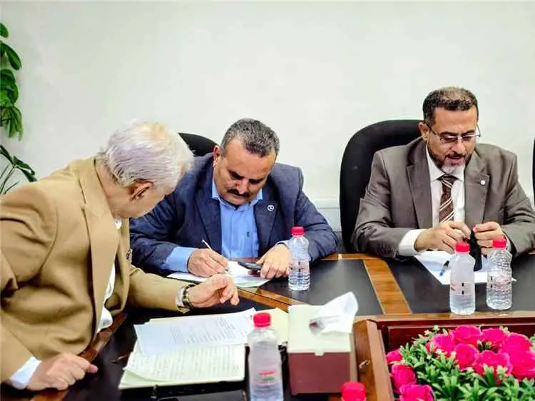 إجراء عملية استلام وتسليم لمدير ونائب مدير مطار عد...