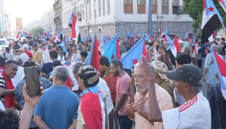 وقفة احتجاجية وتظاهرة شعبية حاشدة في عدن تطالب بتح...