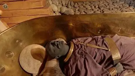 25 قرنا تحت الأرض.. العثور على قبر ذهبي لقائد قبيل...