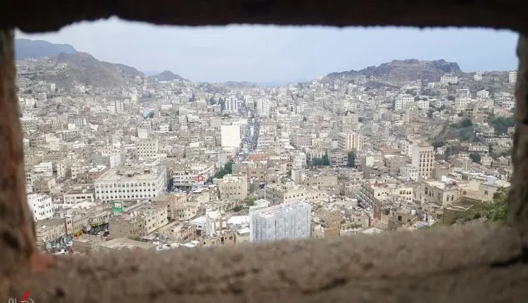 مسؤول محلي يقتحم مركز صحي بتعز ويعنف موظفة أثناء أ...