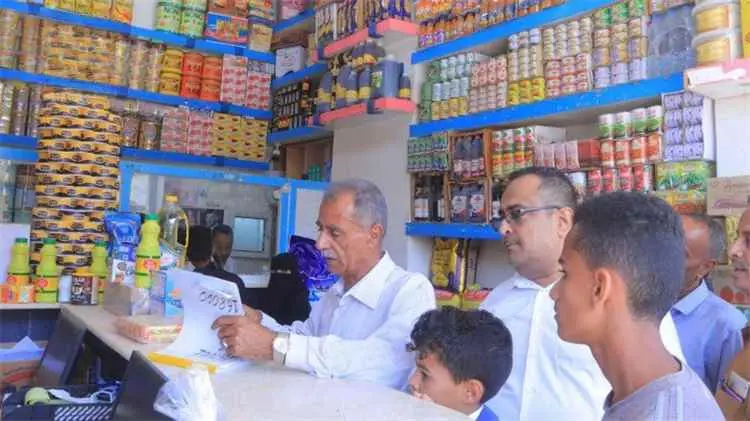 ضبط وإتلاف مواد غذائية منتهية الصلاحية خلال حملة ر...