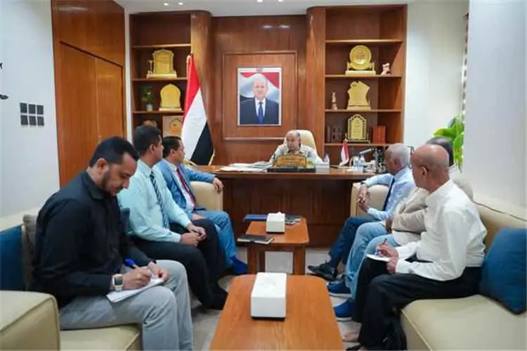 عضو مجلس القيادة الخنبشي يرأس أول اجتماع للجنة الف...