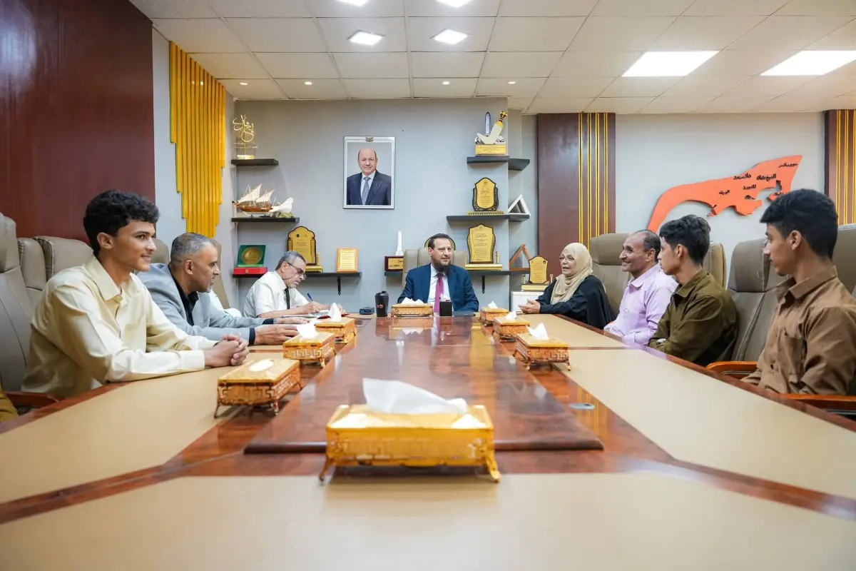 المحافظ عبد الرحمن شيخ يكرّم طلاب ثانوية خليفة الف...