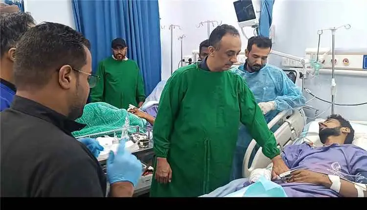 مدير صحة عدن يطمئن على أحوال المصابين من حادث إنفج...