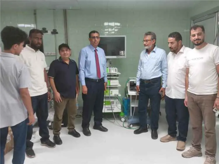 مدير عام صحة لحج يتسلم جهاز منظار رقمي من منظمة ال...