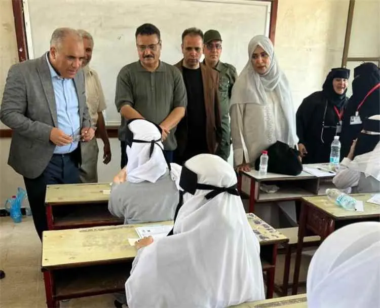 وزير التربية يطلع على سير الاختبارات في مركزي المد...