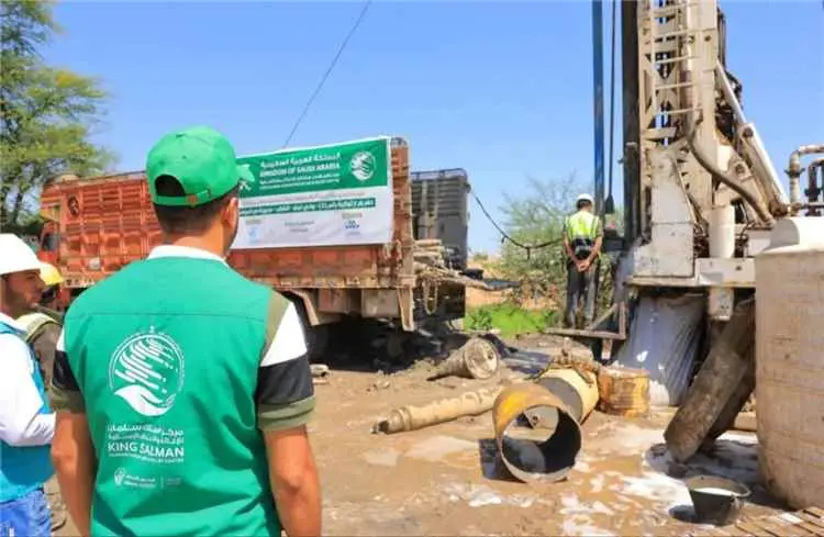محافظ تعز يدشن مشروع حفر ثلاث آبار مياه في الضباب...