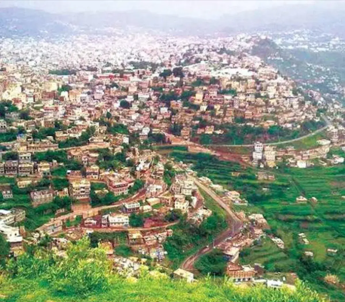 صيف إب بنكهة الابتزاز.. موسم واعد يختنق بالجبايات...