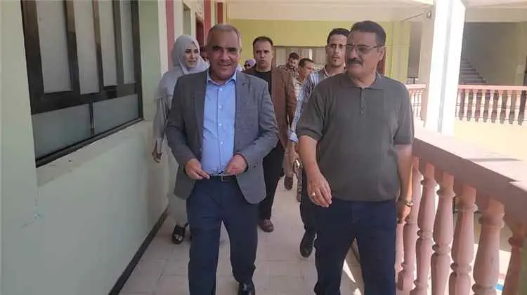 الوزير العبادي يتفقد اختبارات الثانوية العامة في م...