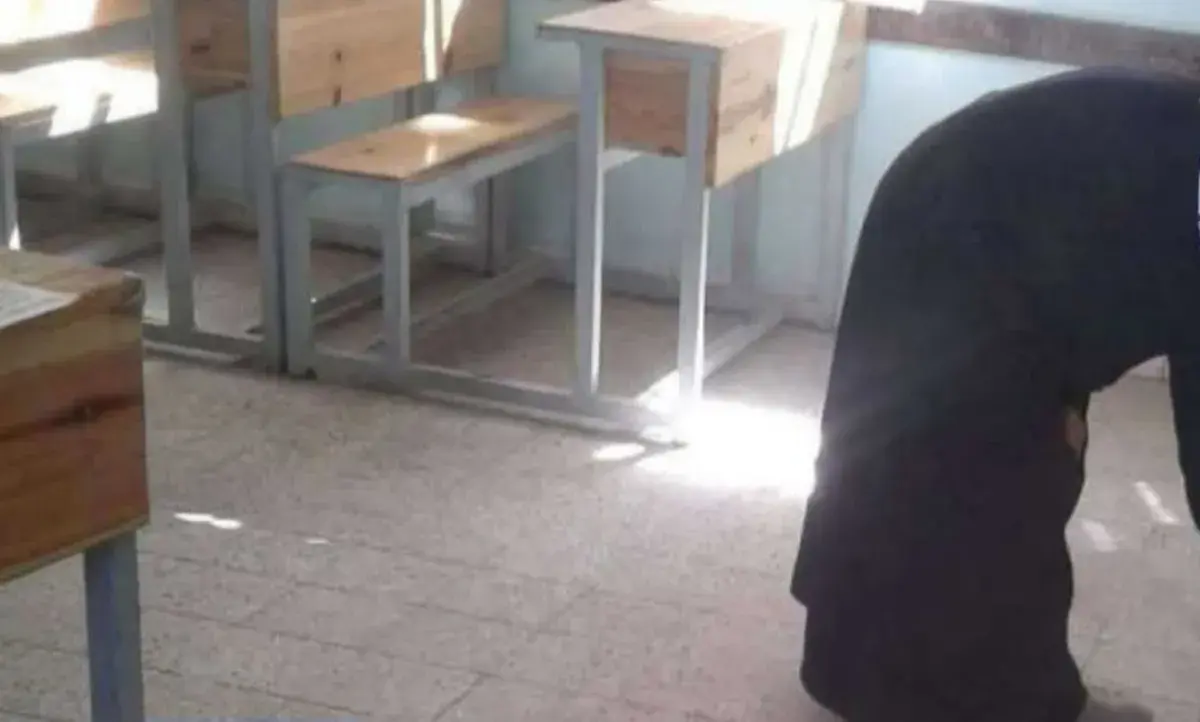 أرملة بصنعاء تضطر لتنظيف مدرسة مقابل ما تبقّى على...