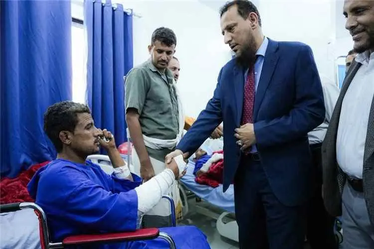المحافظ عبدالرحمن شيخ يتفقد جرحى انفجار معسكر العم...