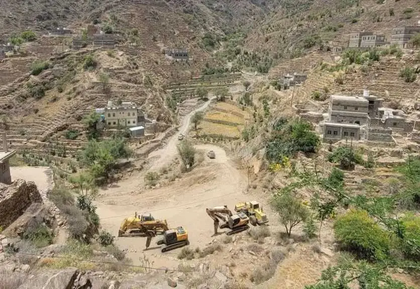 ”أخيراً!” انطلاق أضخم مشروع طرق في يافع.. والأهالي...