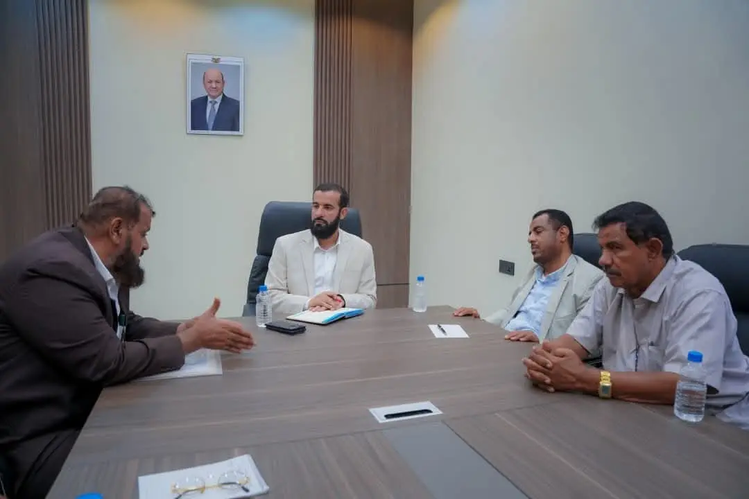 محافظ أبين يؤكد أهمية إنجاز مشروع مياه أمصرة بمدير...