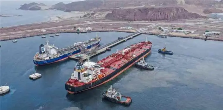 رفع الاحتجاجات أمام ميناء الزيت بالبريقة واستئناف خروج قواطر الوقود بعد تفاهمات مع المحتجين