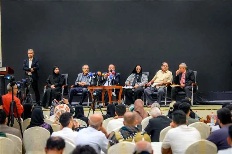 وزير النقل يلتقي نخبة من الأكاديميين والشخصيات الا...