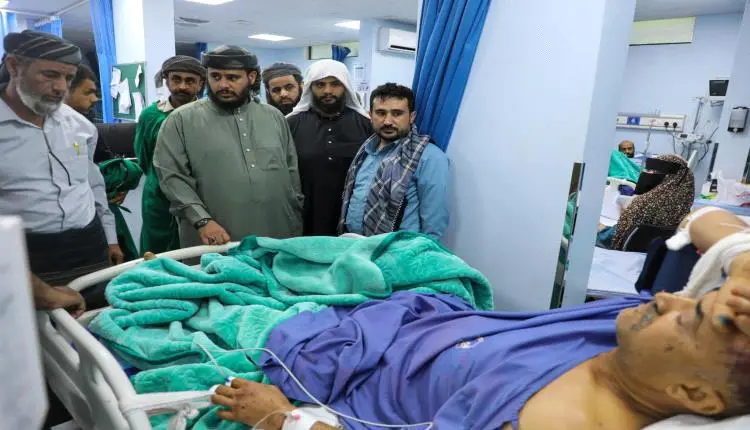قيادة القوات الجنوبية تتفقد جرحى انفجار مخزن معسكر...