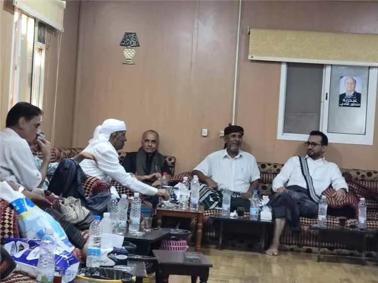وزير الخدمة المدنية والتأمينات سالم العولقي يزور و...