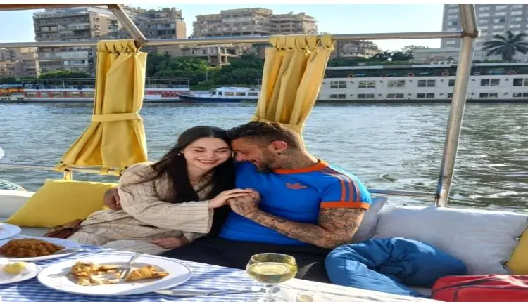في أجواء رومانسية.. أحمد الفيشاوي يشعل السوشيال مي...