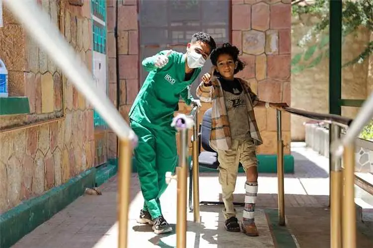 مركز الأطراف الصناعية بتعز يقدم أكثر من 10 آلاف خد...