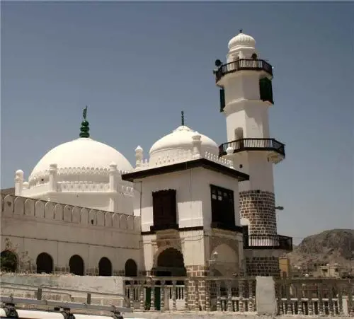 منابر مساجد عدن تدعو الى تحييدها عن الخلافات السيا...