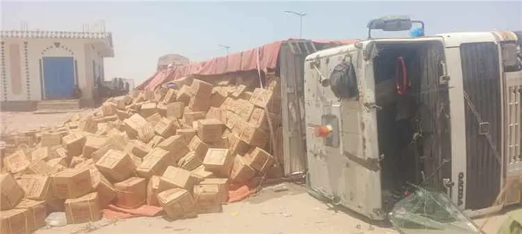 إنقلاب شاحنة محملة بكراتين الزيوت أمام مصنع الثلج...