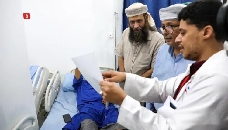 بتوجيهات المحرمي.. لجنة تتفقُّد جرحى انفجار الممدا...