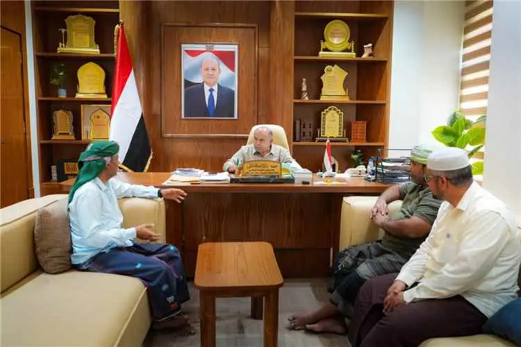 الخنبشي يناقش جهود تعزيز استقرار خدمة الكهرباء وتأمين احتياجات محطات التوليد بالمحافظة