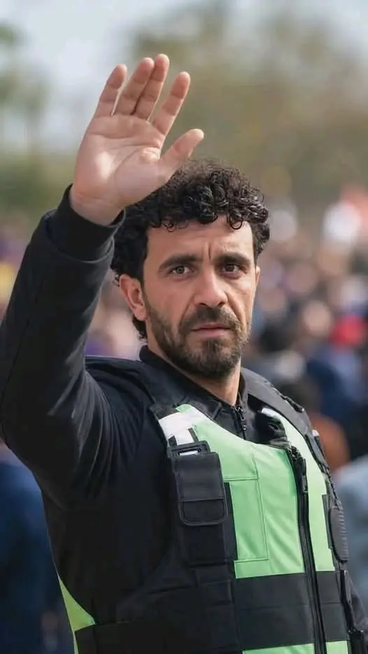 صورة الغواص الذي انتشل جثة المغامر القعاع عنتر بعد...