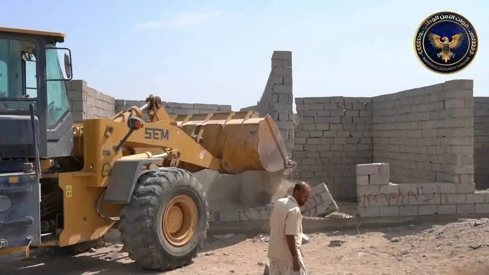 وحدة حماية الأراضي تنفذ إزالة منازل وأحواش عشوائية...