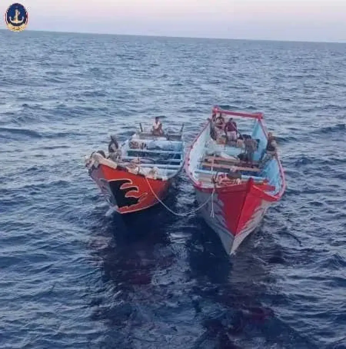 خفر السواحل تواصل البحث عن قارب معطل يقل 20 شخصاً...