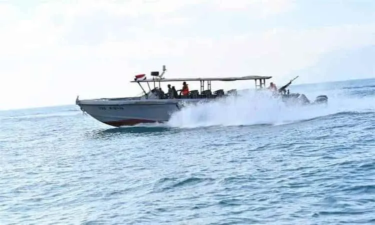 خفر السواحل يواصل البحث عن قارب يقل 22 شخصاً قبالة...
